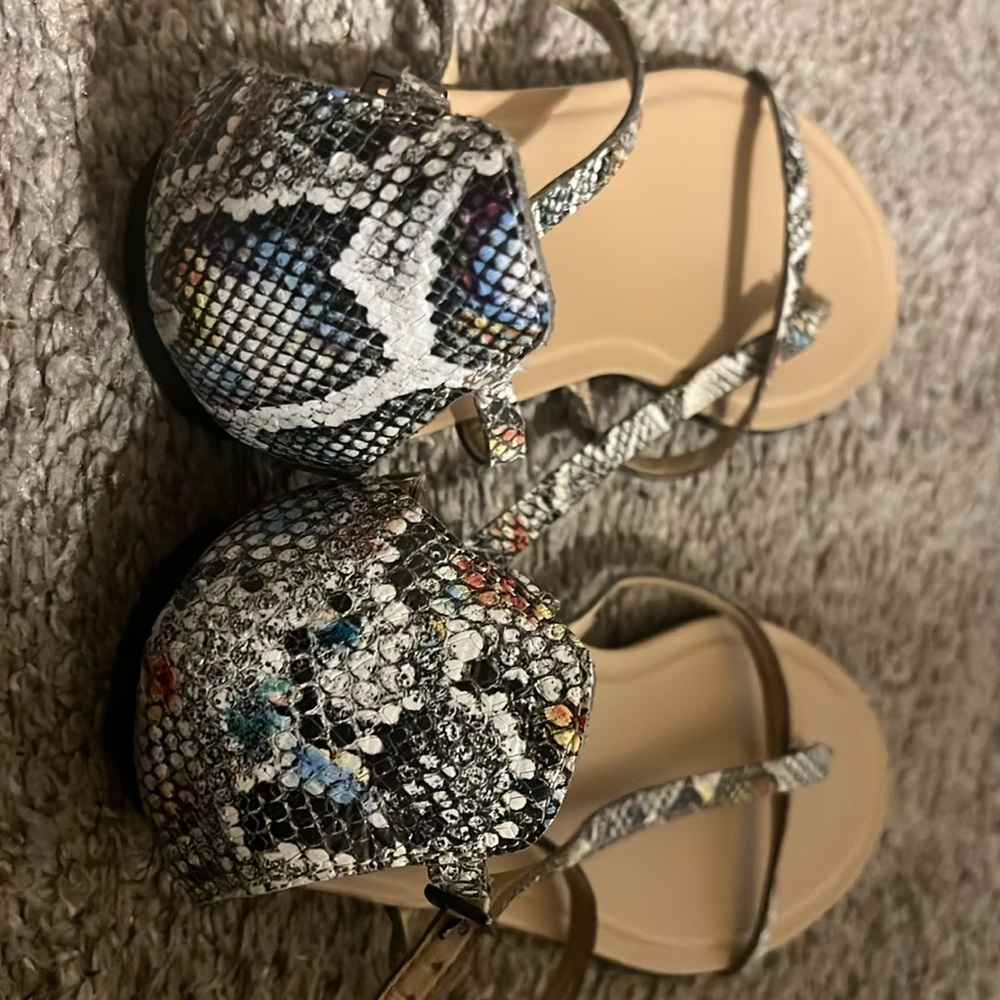 Ladies sandal - Picture 3 of 3